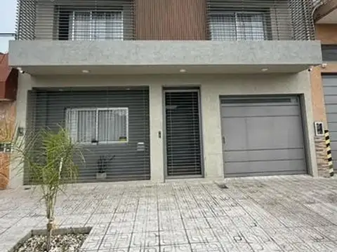 IMPONENTE CASA DE DOS PISOS