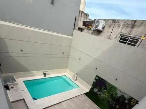 IMPONENTE CASA DE DOS PISOS