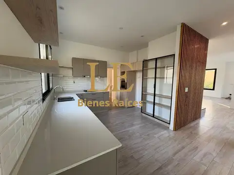 Casa 5 ambientes con 4 baños