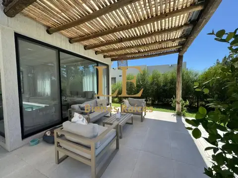 Casa en Alquiler con 3 cocheras