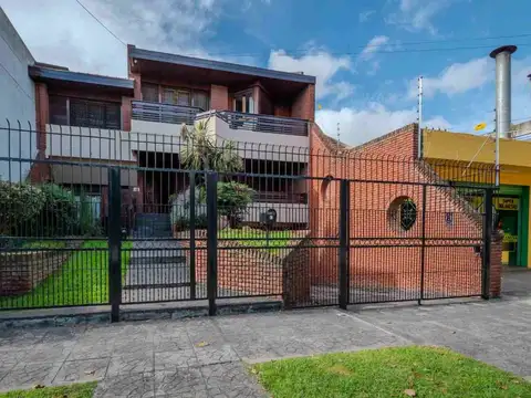 Casa 5 ambientes con patio y quincho Parque Luro