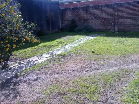 EN VENTA CASA EN EL PALOMAR EXCELENTE ZONA A POCAS CUADRAS DE LA ESTACION 2 DORMITORIOS - FICHA 6967