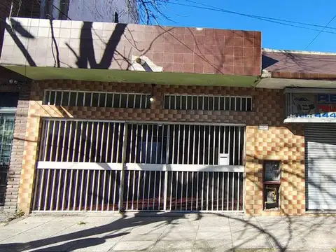 VENTA CASA 4 AMBIENTES COCH PILETA LOCAL TAPIALES