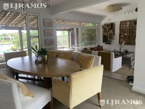 Casa en Venta con 2 cocheras