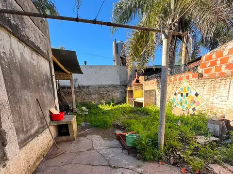 Casa 3 amb en venta a reciclar en Ituzaingó.