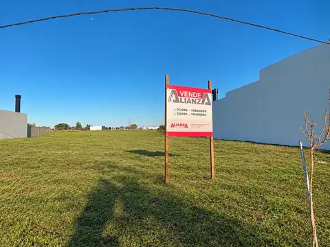 Terreno en barrio residencial