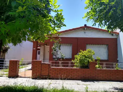 CHALET 4 AMBIENTES FONDO Y COCHERA PARA RECICLAR