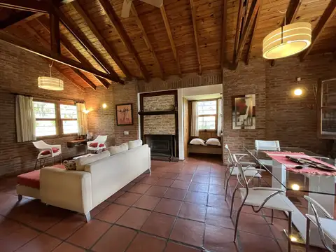Casa 4 ambientes con 2 baños