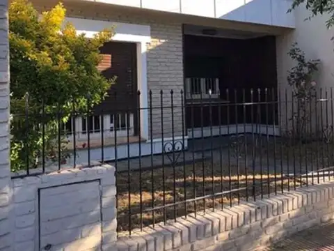 casa dos dormitorios con patio y garaje