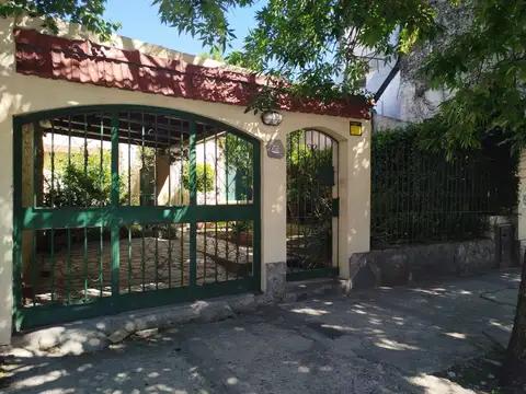 EXCELENTE CASA MULTIFAMILIAR DE 4 AMBIENTES CON COCHERA Y QUINCHO.-