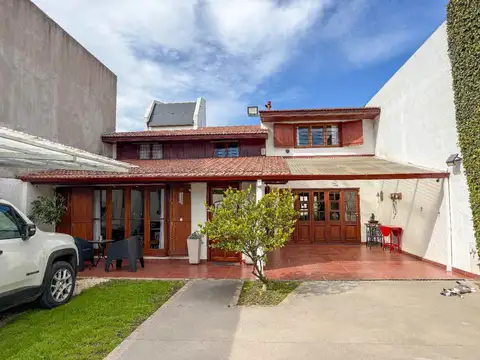 VENTA CASA 5 AMBIENTES EN MDP - PATIO + COCHERA