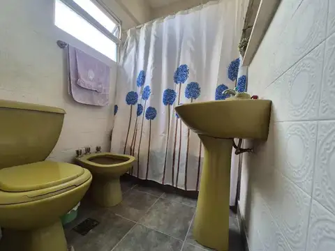 VENTA 3 AMBIENTES EN ALMAGRO, A REFACCIONAR  