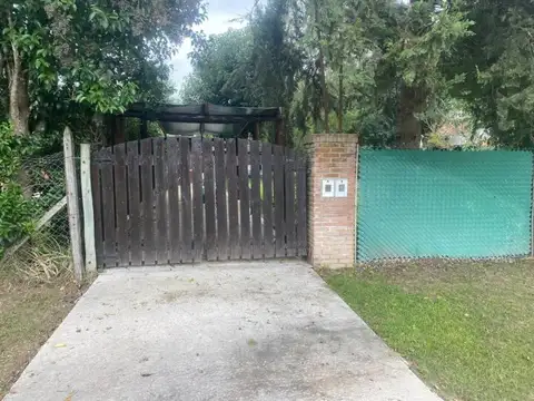 CASA DE DOS DORMITORIOS CON PILETA Y AMPLIO PARQUE EN OLIVEROS