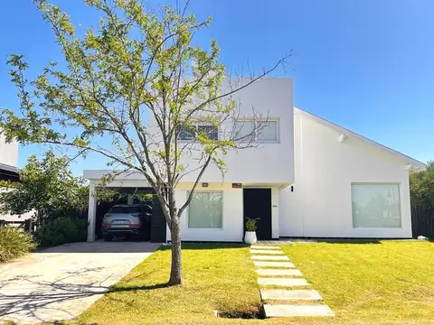 Divina casa en barrio Sta. Isabel 1 usd 250.000.-