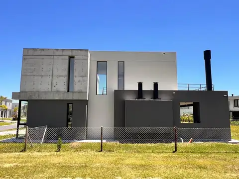 Casa en Venta con 4 cocheras