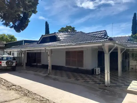 EXELENTE CHALET DE 5 AMBIENTES CON PISCINA SOBRE LOTE DE 160