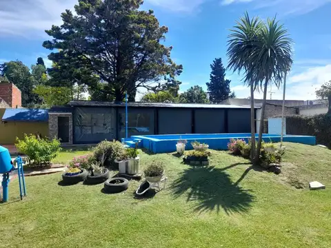 EXELENTE CHALET DE 5 AMBIENTES CON PISCINA SOBRE LOTE DE 160