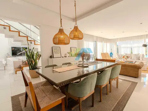 Casa 8 ambientes con 6 baños