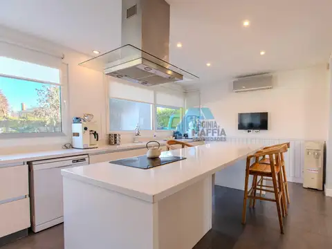 Casa en Alquiler con 2 cocheras