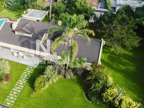 Parada 10 de Playa Mansa. Hermoso chalet de 6 dormitorios en venta.