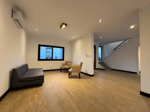 Casa en Alquiler con 3 cocheras