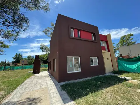 Casa 4 ambientes en el barrrio privado Álvarez del bosque