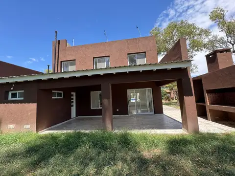 Casa 4 ambientes en el barrrio privado Álvarez del bosque