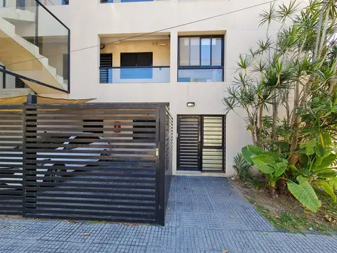 PLANTA BAJA CON ENTRADA EXCLUSIVA, ESTAR COMEDOR MUY LUMINOSO, 2 DORM CON PLACARES, PATIO Y COCHERA