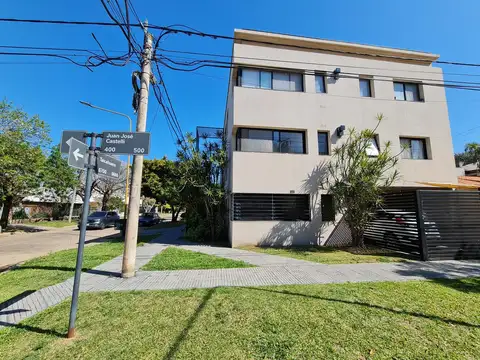 PLANTA BAJA CON ENTRADA EXCLUSIVA, ESTAR COMEDOR MUY LUMINOSO, 2 DORM CON PLACARES, PATIO Y COCHERA