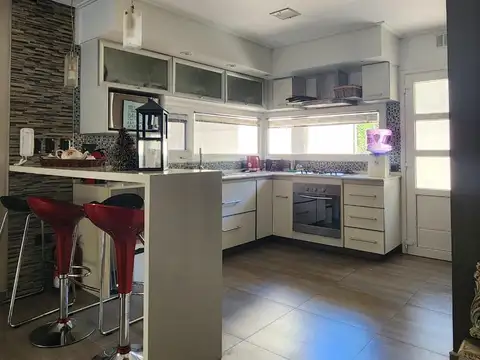 Casa en venta - 3 Dormitorios 2 Baños - 250Mts2 - Monte Hermoso