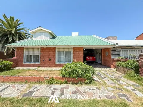 Casa a metros del mar y Av. Acapulco. 3 dormitorios. 2 baños.