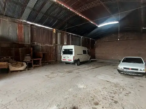 Galpon deposito en amplio terreno