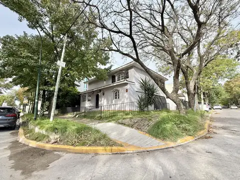 Casa apto uso comercial en alquiler con jardin, pileta y parrilla en Martinez