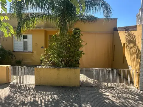 Venta Casa de Estilo Sobre Avda Servicios Buen Estado