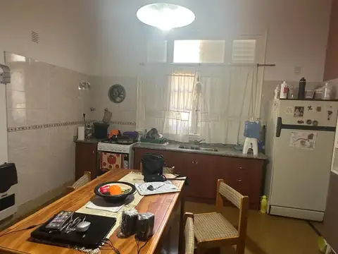 Venta Casa de Estilo Sobre Avda Servicios Buen Estado
