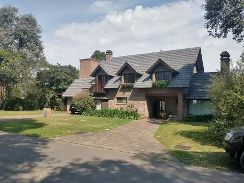 Excelente Casa en Las Praderas De Lujan - 321 m2 cubiertos sobre 1205 m2 de Terreno