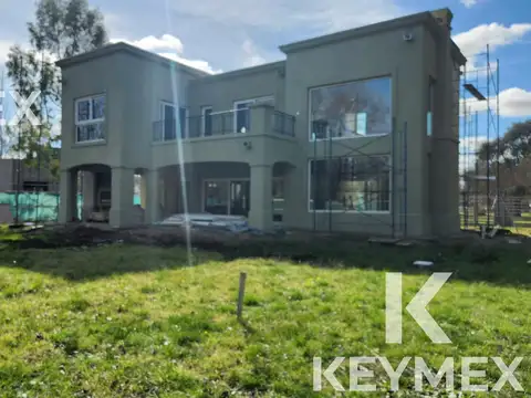 Casa en Venta con 2 cocheras