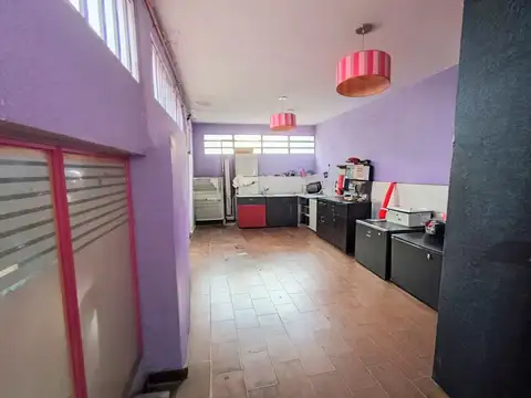 Local de 184 m2. Con Baño y dos entradas, oficina y entre piso de losa, con Patio.