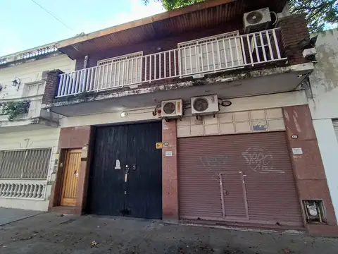 Local de 184 m2. Con Baño y dos entradas, oficina y entre piso de losa, con Patio.