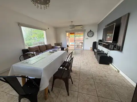 Venta casa 4 ambientes c/cochera pileta parque