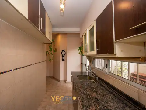 Departamento con balcón y patio mas ambientes muy amplios luminosos