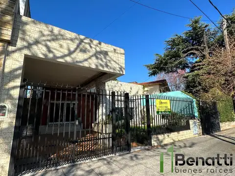 Amplia casa 3 amb. en alquiler, lote propio, PB y garaje cub