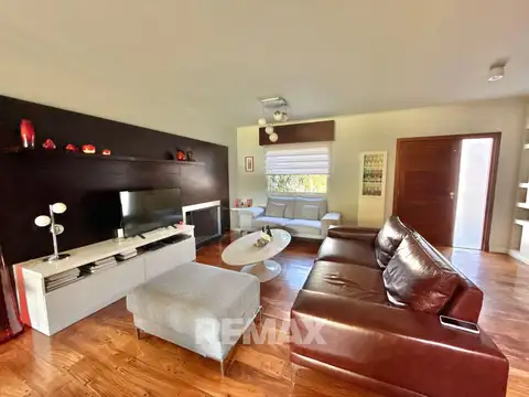 Casa 5 ambientes con 3 baños