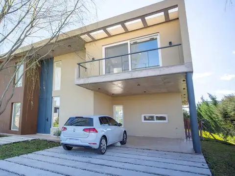 Casa 6 ambientes con 4 baños