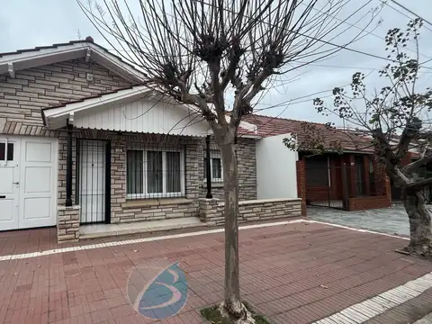 Chalet 3 ambientes con parque y quincho