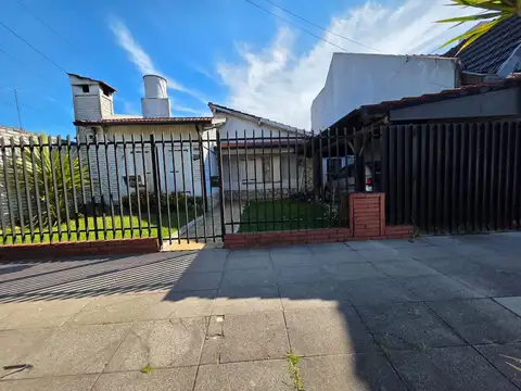 En Venta en Palomar Chalet de 3 Ambientes con Amplio Jardin Al Frente F: 10641