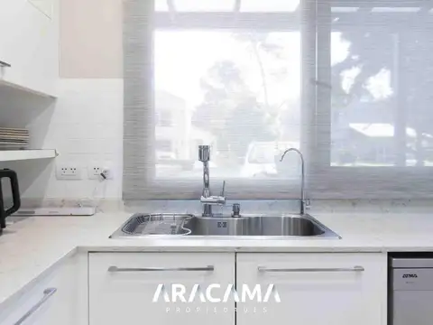 Casa en Alquiler con 3 cocheras