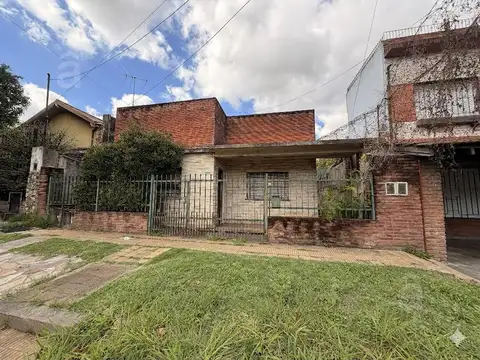 Casa en venta a refaccionar en Villa Ballester Lote 213 m2