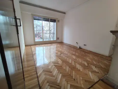 Departamento 3 ambientes al frente con Balcón corrido,  2do piso por escalera