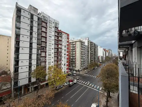 1 Amb. a la calle con balcon